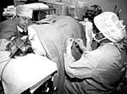 Una anestesista administra anestesia epidural a una paciente antes del parto.