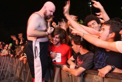 Damian Abraham, cantante de Fucked Up, saluda a sus seguidores durante el concierto de  anoche en el festival MTV.