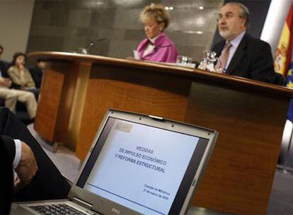 De la Vega (izquierda) y Solbes, durante la rueda de prensa posterior al Consejo de Ministros.