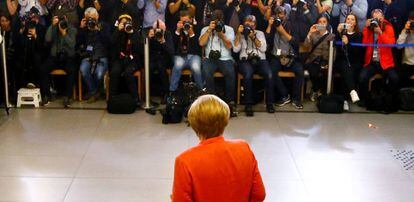 La canciller alemana, Angela Merkel, se dirige hoy a votar en Berlín.