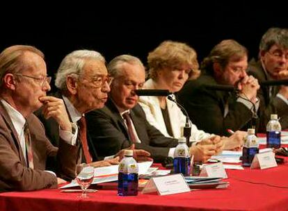 De izquierda a derecha, Thierry Jeantet, Butros Butros-Gali, Roberto Savio, Susan George, Juan Luis Cebrián y Vincent Koen, durante el Foro Sur, celebrado ayer en la ciudad madrileña de Getafe.