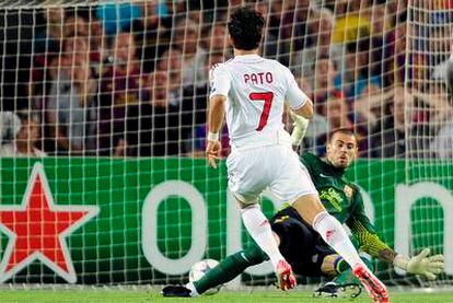 El brasileño Pato solo ha tardado un minuto en abrir el marcador, dejando helado al Camp Nou. Ha batido por bajo a Valdés en un mano a mano tras superar a Busquets a la carrera.