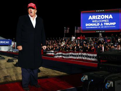 El expresidente de Estados Unidos, Donald Trump, habla durante un mitin en los terrenos del festival Canyon Moon Ranch en Florence, Arizona, al sureste de Phoenix, el 15 de enero de 2022.