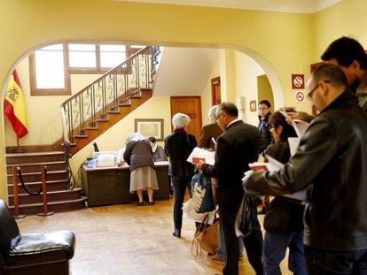 Electores españoles esperando a depositar su voto en una dependencia diplomática en Lima (Perú) en 2016.