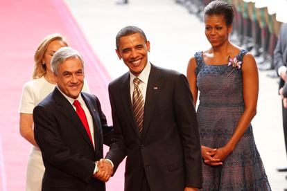 El entonces presidente de Estados Unidos, Barack Obama, saluda a Sebastián Piñera, durante una visita del norteamericano a Chile, en Santiago, el 20 de marzo de 2011. 