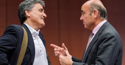 El ministro de Finanzas griego, Euclid Tsakalotos (izquierda), habla con su hom&oacute;logo espa&ntilde;ol, Luis de Guindos, durante el Eurogrupo del lunes.