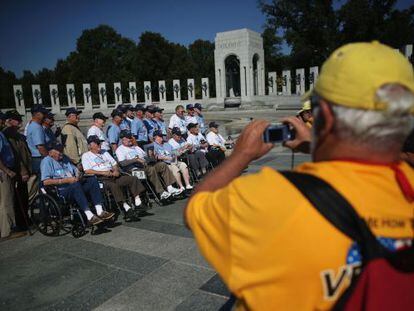 Los veteranos en el interior del monumento a los combatientes en la Segunda Guerra Mundial. / C.G.