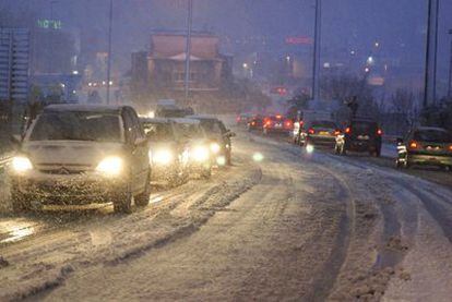 Varios vehículos circulan en los alrededores de La Jonquera donde el temporal de nieve ha obligado a restringir esta tarde la circulación en la frontera con Francia en ambos sentidos de la marcha.