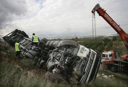 Camió en l'accident que va causar tres morts a la N-340 cap a Castelló.