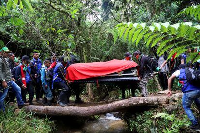 Indígenas del Cauca cargan el féretro de Albeiro Camayo, uno de los líderes de la Guardia Indígena, asesinado por disidencias de las FARC en enero.