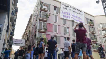 Protesta contra el desahucio de tres jóvenes, el mes pasado en Barcelona.