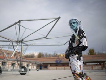 El artista Pablo Durango, en su caracterización llamada Onyx, junto a una de las estructuras del proyecto Escaravox, en la plaza central de Matadero.