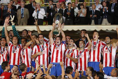 Los jugadores del Atlético de Madrid levantan la Supercopa de Europa