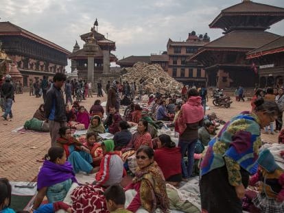 Habitantes de la ciudad de Bhaktapur se han instalado en una plaza.