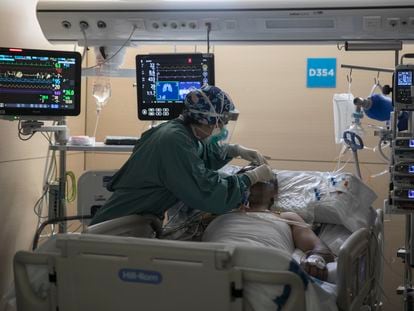 Una enfermera atiende a un paciente con covid en la UCI del Hospital Vall d'Hebron de Barcelona.