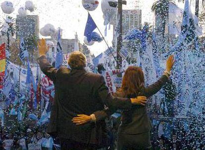 Néstor Kirchner y Cristina Fernández saludan a sus partidarios al término de una marcha progubernamental en Buenos Aires en junio pasado.