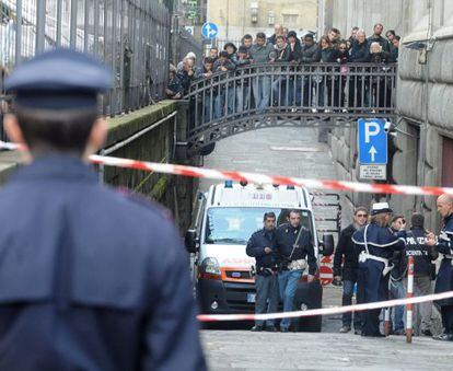 Policías acordonan el lugar del tiroteo en Florencia.