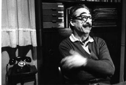 Manuel de Pedrolo, al seu despatx, el març del 1984.