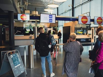 Unos turistas rusos esperaban a pasar el control de pasaportes en el cruce fronterizo de Nuijamaa (Finlandia), el pasado 28 de julio.