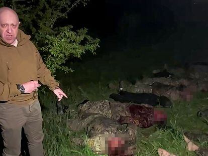El jefe de Wagner, Yevgueni Prigozhin, en un fotograma de un vídeo con cadáveres de sus soldados en el frente de Ucrania difundido este viernes. 