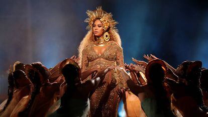 Beyoncé, en su actuación en la gala de los Grammy de 2017, en Los Ángeles.