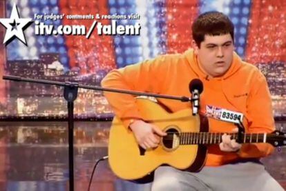 Un fotograma de un vídeo de una actuación de Michael Collings en el programa Britain's Got Talent.