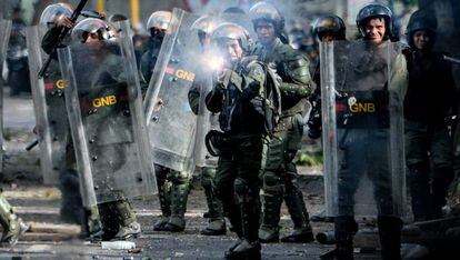 Un antidisturbios dispara a manifestantes el pasado mes de julio en Caracas.