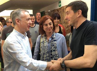 El lehendakari Iñigo Urkullu y el candidato por EH Bildu se saludan por vez primera tras la salida de este de la cárcel