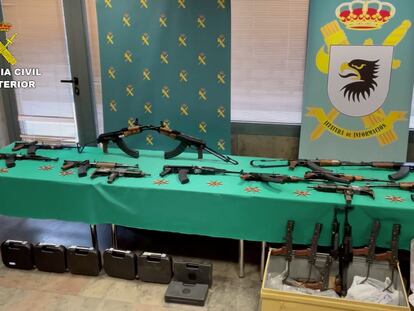 Arsenal de las armas incautadas en la operación contra el tráfico de armas en Málaga.