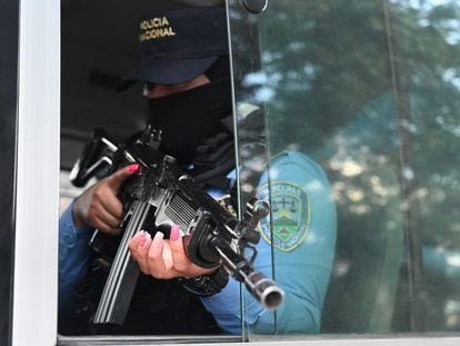 Una policía hace guardia desde el interior de un camión en el que trasladan a las mujeres que presuntamente participaron en el motín, en un penal en Tamara (Honduras), el 20 de junio.