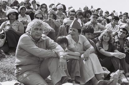 1977. Ariel Sharon (i), sentado junto a su esposa Lily y sus hijos Gilad y Omri durante el acto de presentaci&oacute;n de su nuevo partido pol&iacute;tico, Shlomzion.