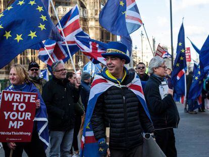 FOTO: Manifestantes contrarios al Brexit, este martes en los alrededores de Westminster. / VÍDEO: Intervención de Keir Starmer, miembro del partido Laborista, en el Parlamento.