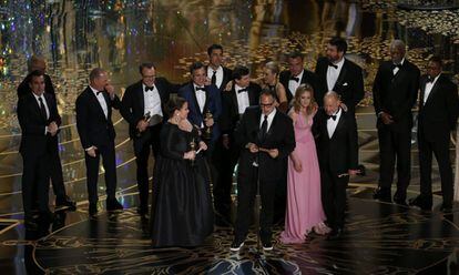 El equipo de 'Spotlight' en el escenario tras recibir el Oscar a mejor película.