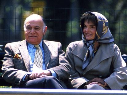 Jacqueline Kennedy Onassis y Maurice Tempelsman, en Nueva York en abril de 1994.