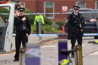 Dos policías hacen guardia este lunes frente al Hospital para Mujeres de Liverpool.