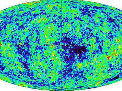 Las fuentes de radiación utilizadas para verificar el proceso de datos obtenidos por el satélite 'WMAP' se muestran como circulitos blandos, sobre el mapa de la radiación de fondo cósmica en microondas.