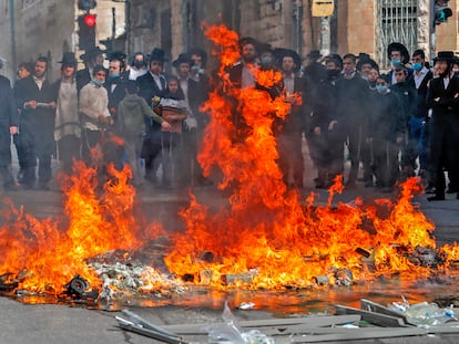 Protesta de ultraortodxos contra el confinamiento, el martes en Mea Shearim, en Jerusalén.