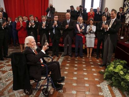 El rey Felipe VI aplaude al escritor mexicano Fernando del Paso tras hacerle entrega del Premio Cervantes.