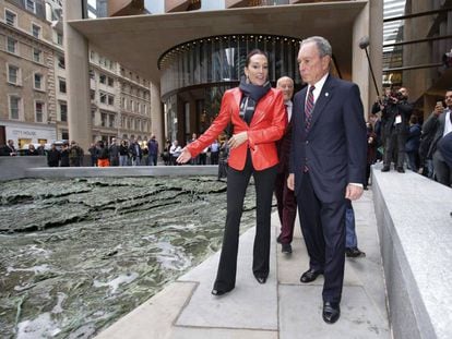 Cristina Iglesias y Michael Bloomberg charlan junto a la escultura &#039;Arroyos olvidados&#039;. Detr&aacute;s, Norman Foster.