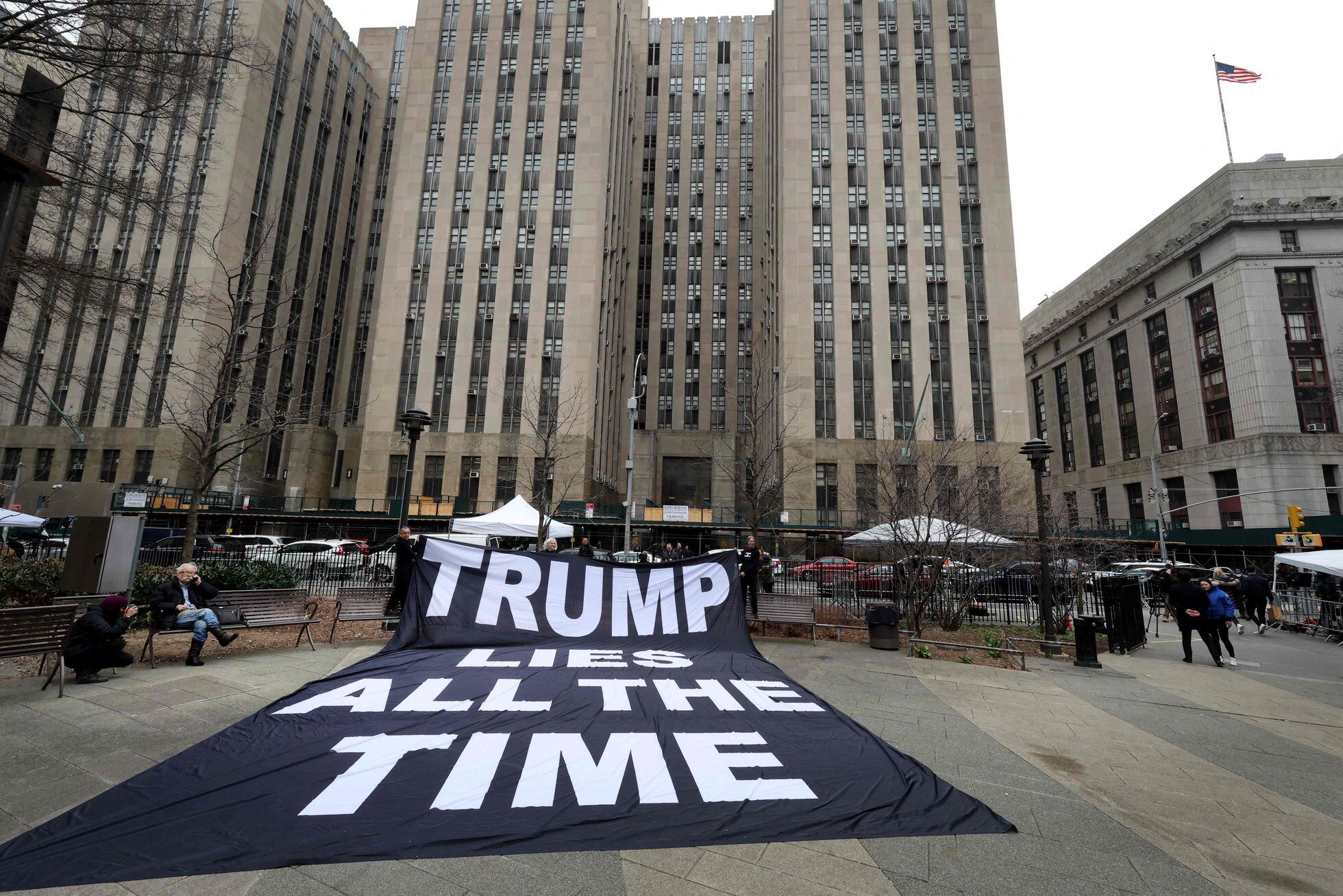 Manifestantes antiTrump desplegaban el jueves una pancarta en Nueva York en la que se podía leer: "Trump miente todo el tiempo".