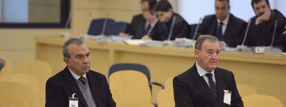 Abad (i) y el exdirectivo Juan Ramón Avilés (d), durante el juicio celebrado hoy en la Audiencia Nacional por el cobro irregular de dietas.