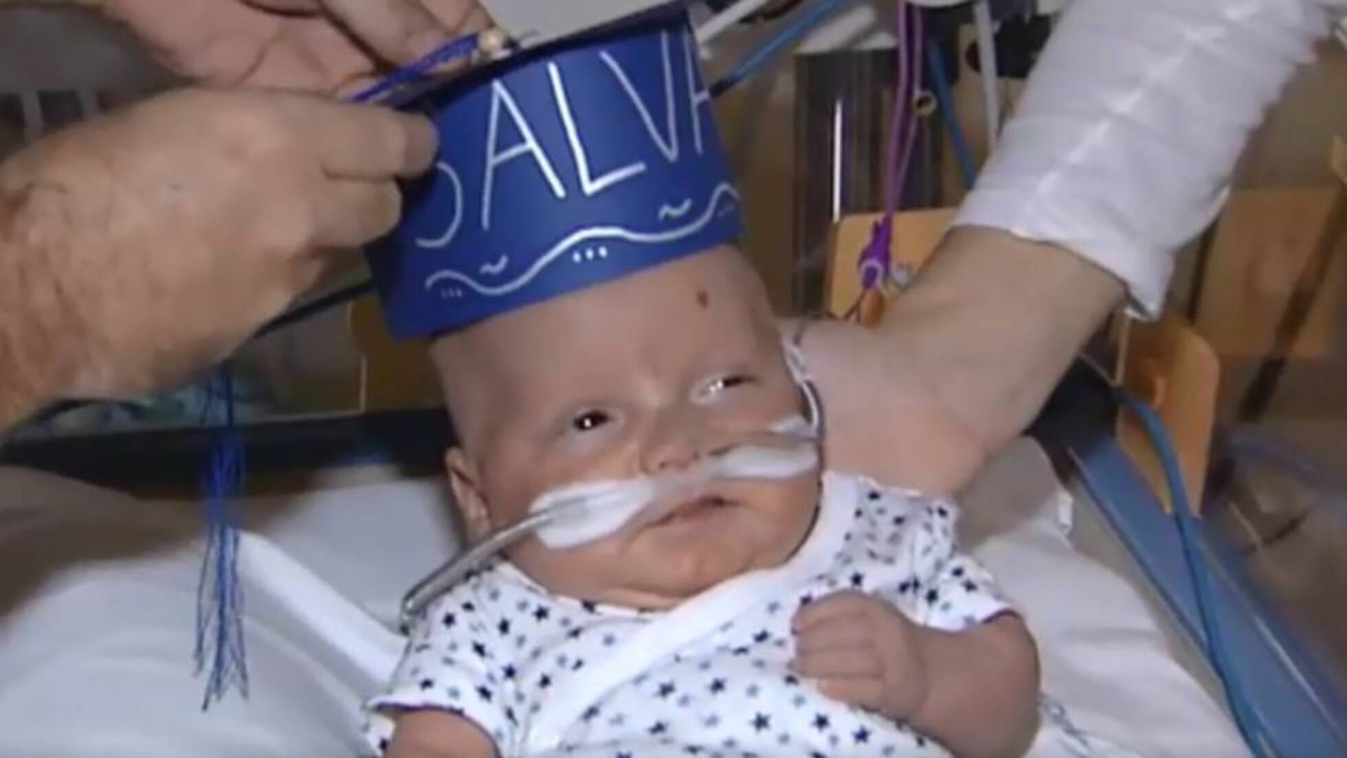 Salvador El Bebe Que Peso 500 Gramos Al Nacer Se Gradua Y Abandona La Uci Del Gregorio Maranon Mamas Papas El Pais