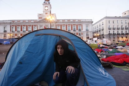 La acampada de Sol sobrevive a las urnas, aunque el cansancio y el desánimo empiezan a hacer mella. Decaen los refuerzos y, ante los bulos de desalojo se idea un protocolo de actuación basado en la resistencia pacífica. Según el acuerdo adoptado por la asamblea, el campamento levantado en la Puerta del Sol seguirá en pie al menos una semana, hasta el domingo 30. Los indignados del 15-M dicen que se convertirán en movimiento político, aunque no en partido.