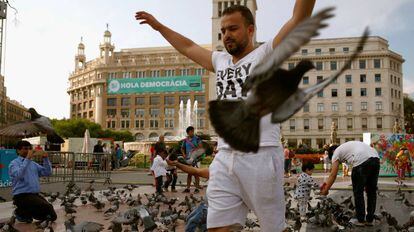 Una pancarta en apoyo al refer&eacute;ndum desplegada en una de las fachadas de Plaza Catalunya en Barcelona.