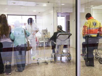 Pacientes esperan en las Urgencias del Hospital de Bellvitge.