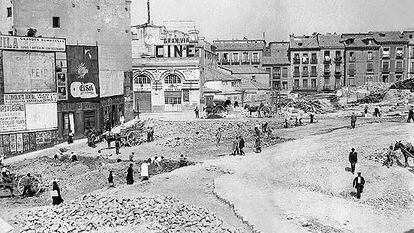 Madrid, 1910. Inicio de las obras de construcción de la Gran Vía, según el proyecto aprobado en 1904.