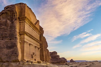 La tumba de Qasr al-Farid, excavada en la arena en Madain Saleh (Arabia Saudí).