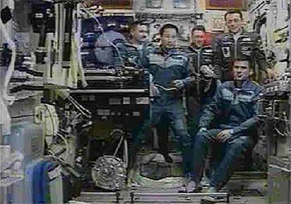 Kaleri, Lu, Foale, Duque y Malechenko (sentado) hablan ayer con el centro de control desde la Estación Espacial.