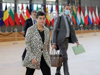 La ministra de Exteriores, Arancha González Laya, a su llegada a la reunión de ministros en Bruselas.