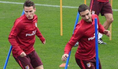 Gameiro y Vrsaljko, en un entrenamiento del Atlético.